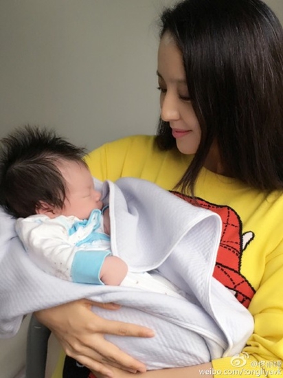 梨涡女神佟丽娅怀孕抱婴儿练手 低头看小宝宝