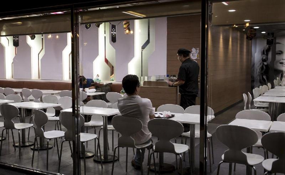 香港的麦当劳难民 借宿者不乏年轻人 睡姿千