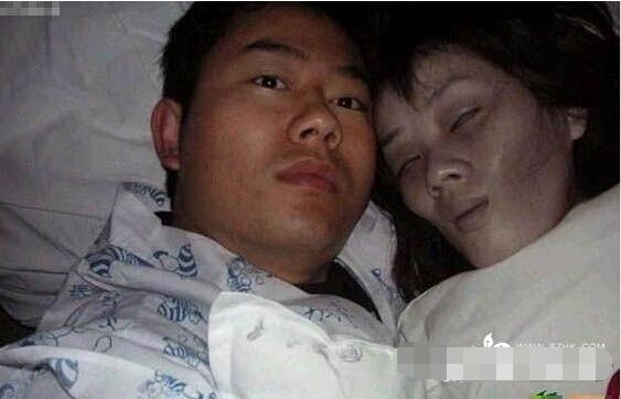  男子娶去世女友 办冥婚 墨镜下掩饰不住悲伤 揭