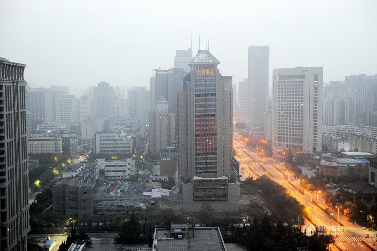  西安118米楼 成功 爆破 拆除 起爆扬尘腾起200多