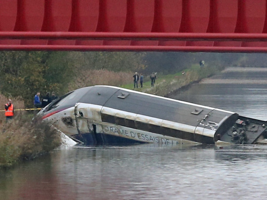 法国高铁出轨 已致10死32伤 列车卡横七坚八散
