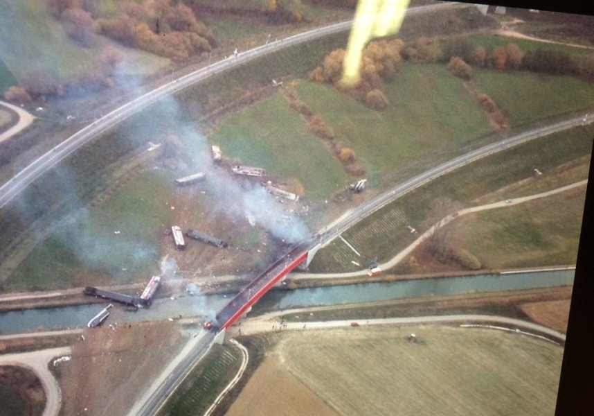  法国高铁出轨 已致10死32伤 列车卡横七坚八散