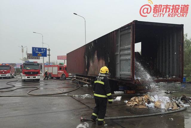 深圳货车在京港澳高速起火 价值800万快递被烧