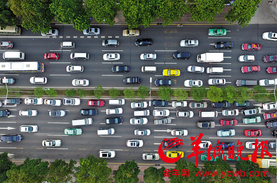 　　2015年，广州晚高峰常现交通拥堵状况