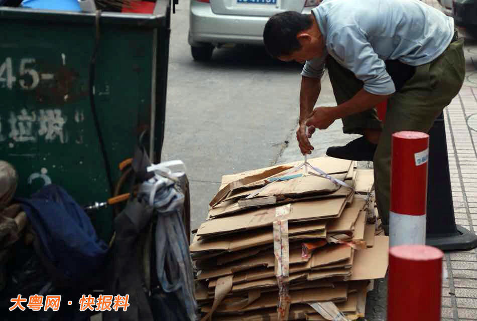 广州两岁娃跟着爸爸收纸皮常独自玩耍 父亲是
