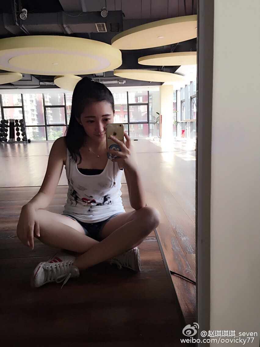 组图:芭蕾女神变身最美老师 晒蛮腰翘臀健身照