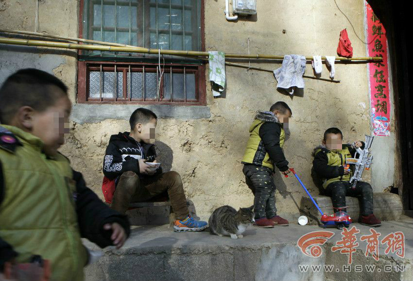 夫妻 二胎生下三胞胎  家境贫困没钱交学费 - 金