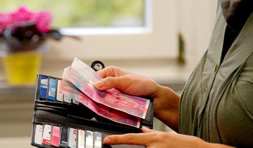  男子中奖彩票被调 包 彩票店老板见义忘义被警