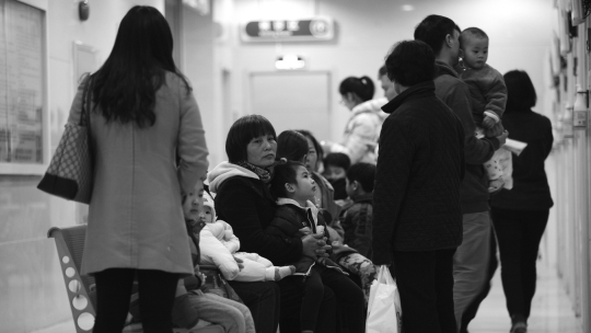  昨晚，珠江新城妇幼中心，夜诊医生的诊室外，带着孩子的家长在等待叫号看病。