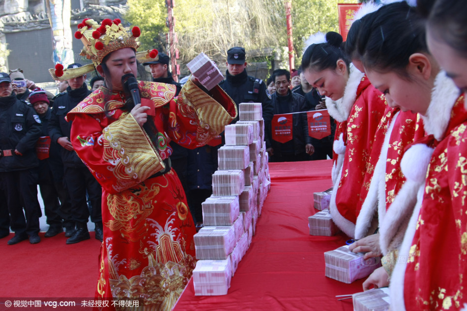 杭州 景区给游客发年终 奖 百万大钞满天飞随便