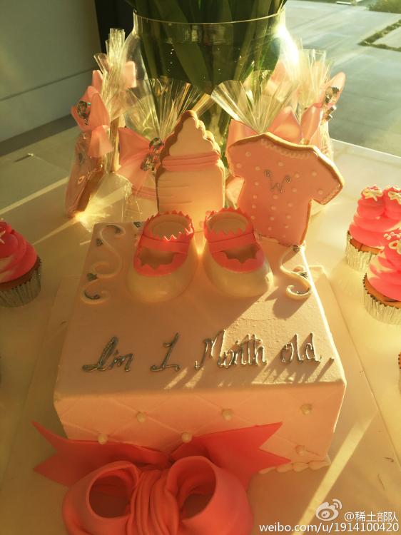 章子怡晒女儿满月照 小朋友仅露出趴着的下半