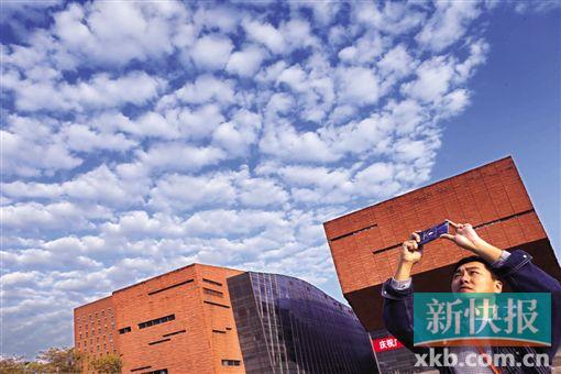 1月30日傍晚,广州天空出现大片漂亮的鱼鳞状云彩。新快报记者 宁彪/摄 广州市环保局发布2015广州环境质量状况公报 新快报讯 记者唐星报道昨日,广州市环保局发布2015广州环境质量状况公报,根据2015年广州生态环境状况指数,从化的生态环境最优,越秀最差。 7个区生态环境优良 根据公报,2015年广州生态环境状况指数为73.