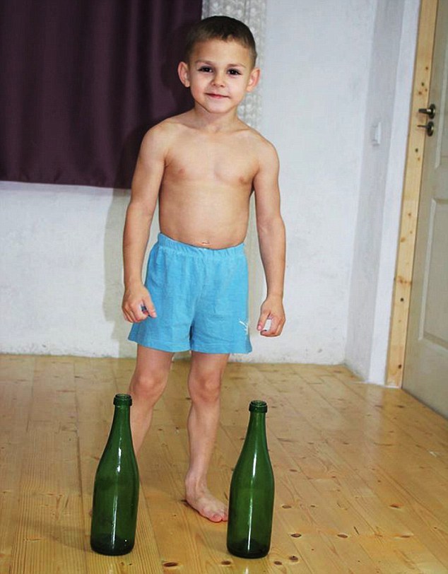 在罗马尼亚,一个10岁的小男孩,刚穿开裆裤就开始健身,现在他已经练就