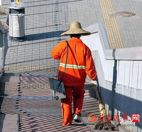  环卫工捡 到 13万元  如数归还失主婉拒红包_金羊