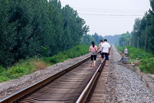 少女 坐铁轨晒太阳被撞  一个念头让她丢了性命