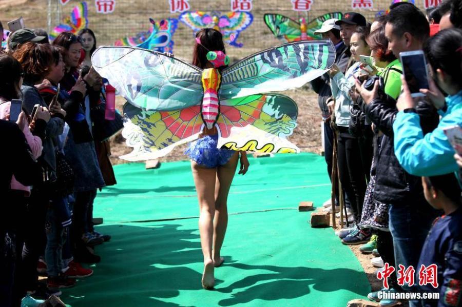 河南洛阳比基尼美女背风筝走秀