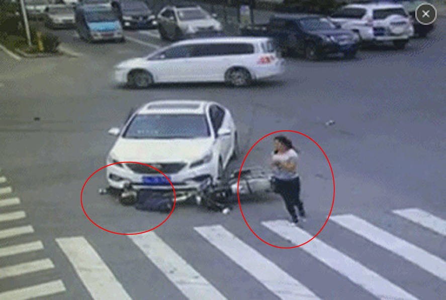 深圳一无牌无证摩托车冲红灯被小车撞飞 被撞