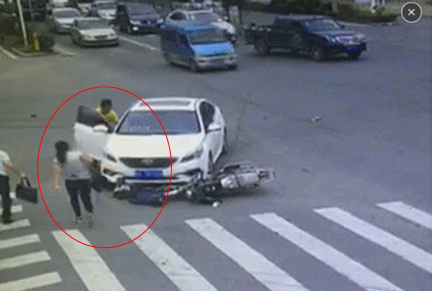深圳一无牌无证摩托车冲红灯被小车撞飞 被撞