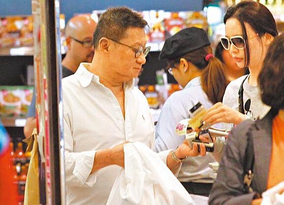 名媛 孙芸芸父亲破产  带小32岁嫩妻开豪车住豪