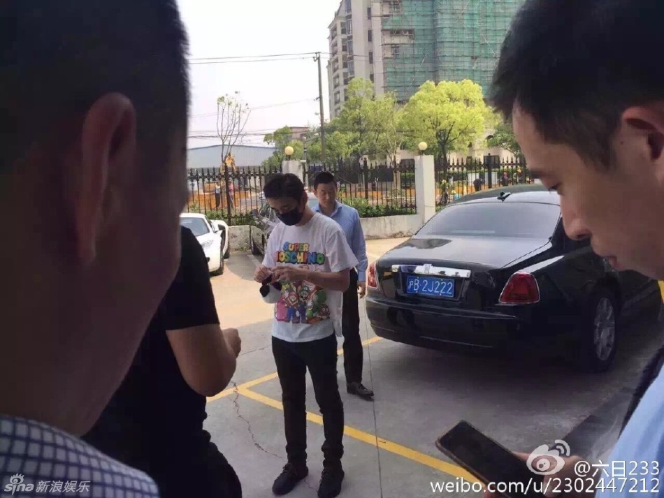 网友偶遇王思聪买千万豪车 当场刷卡像买菜