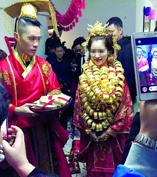 实拍武汉最牛婚礼超豪车队