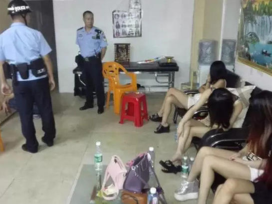 中山警方扫黄捣毁3淫窝 被抓女子长发掩面