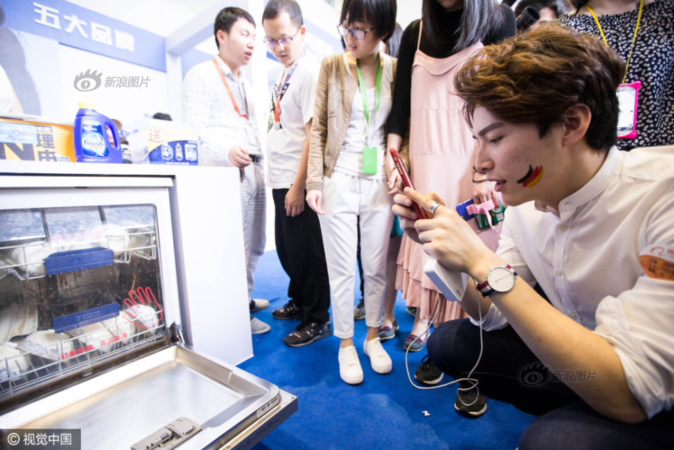 美女和洗碗机上演人机大战 网红云集做直播