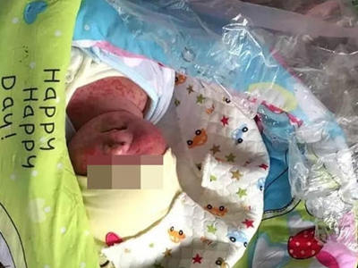 东莞一男子如厕未脱裤玩手机 遭主管拍照记过