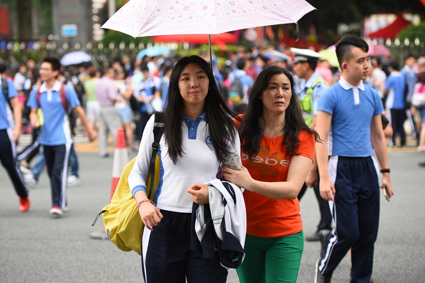高考第一天 不少考生和老师着红装赴考场