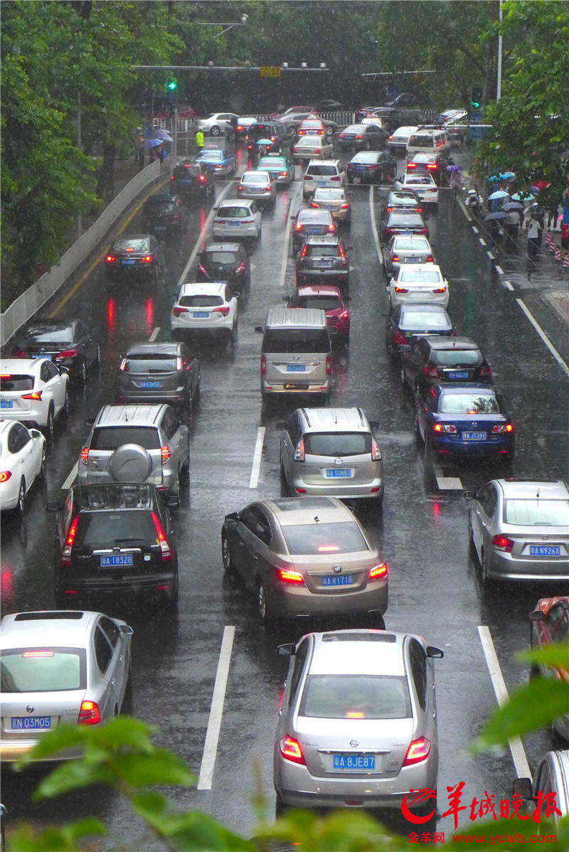 广州清晨大暴雨来袭 多处水浸交通拥堵