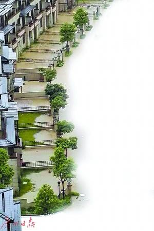 男子广州买200万 别墅 正 装修  门外塌方 变悬崖 _