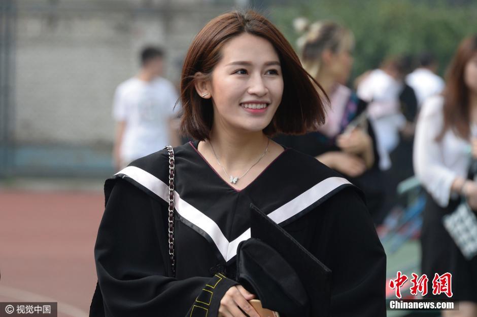 北京电影学院本科毕业典礼 现场帅哥美女齐聚超养眼图片