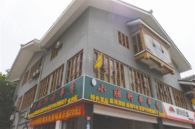  食客被招牌砸晕  户外就餐也有危险