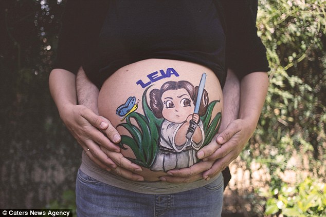 彩绘师在孕妇肚皮作画 胎儿感知会踢腿