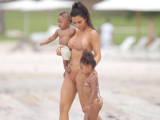卡戴珊穿泳装带儿女出游 著名巨型蜜桃臀抢镜