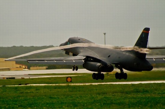 美国三代轰炸机齐飞关岛军力炫耀 专家:纯属作