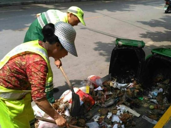 陕西准大学生丢录取通知书 环卫工翻遍全城垃圾