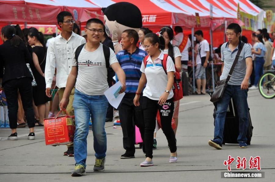 山西大学大一新生在家长的陪同下报到. 中新社记者 韦亮摄