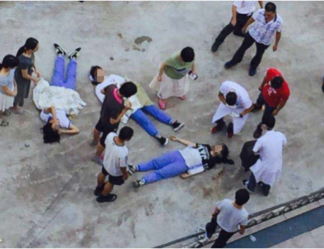 揭阳女教师校内停车误踩油门撞倒3名学生