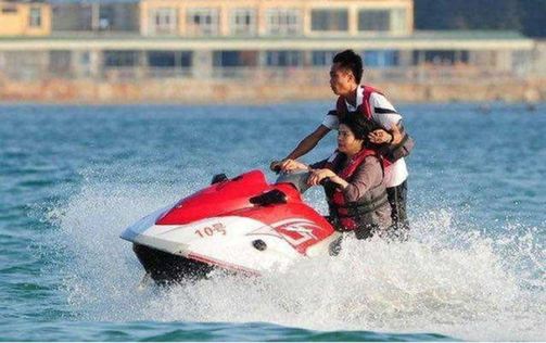 中国游客泰国遭黑社会欺诈 导游称赶紧花钱了