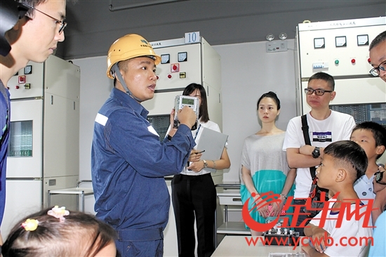 供电局员工介绍智能电表及安装 文/图 王俊 蒋佳元 陈洁 变电站就建在自家住处附近,是否存在辐射危害身体健康?自家最近新换了智能电表,为何在用电习惯不变的情况下,电表好像跑得更快了,是不是供电局提供的智能电表存在猫腻?在日前南方电网深圳供电局举行2016深圳电网开放日活动中,170名幸运市民兵分五路,零距离感受因科技和创新而更加安全、可靠、绿色、高效的深圳电网及供电蜀黍的日常工作,并走进变电站实地测量电磁场强度;到计量中心亲眼见证智能电表检测流程。专家详细的讲解、实地检测的真实数据成功
