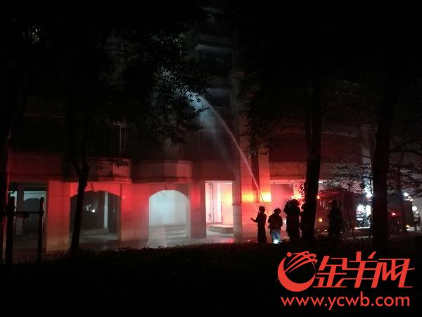 暖！民宅着火 保安小哥挨家挨户全通知