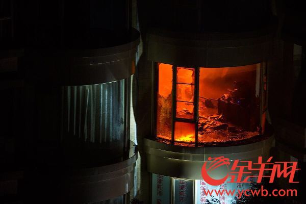 暖！民宅着火 保安小哥挨家挨户全通知