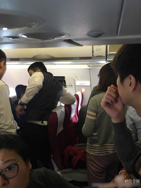 乘客因好奇抠下飞机安全门设备 致全体乘客滞留梅州机场