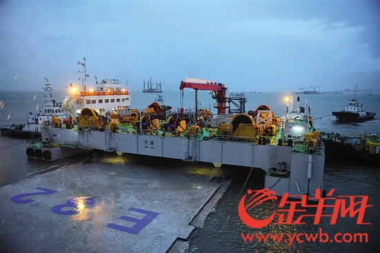 港珠澳大桥E32沉管安装成功 保住11月下旬施