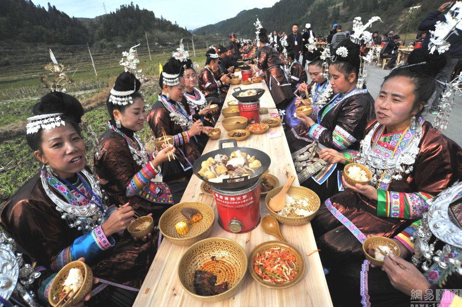 贵州万名侗族民众庆节日 摆3.7公里合拢宴