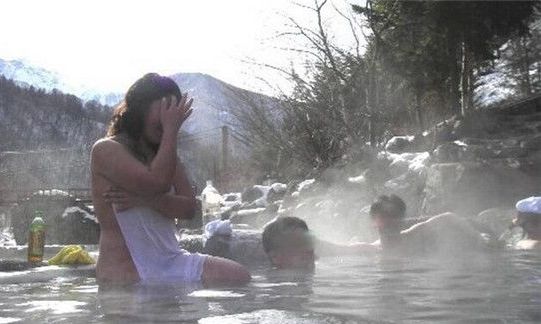女客泡温泉遭直播 温泉区的所有情况都被一览无余