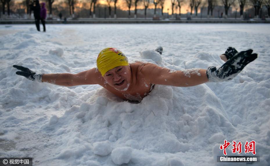 沈阳大爷大妈光膀子雪地健身不惧严寒