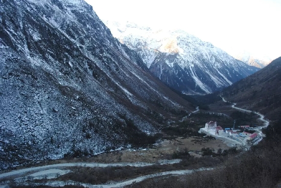 江,金珠藏布江,西莫河等6条江河,以隧道穿越嘎隆拉雪山,经米日和马迪