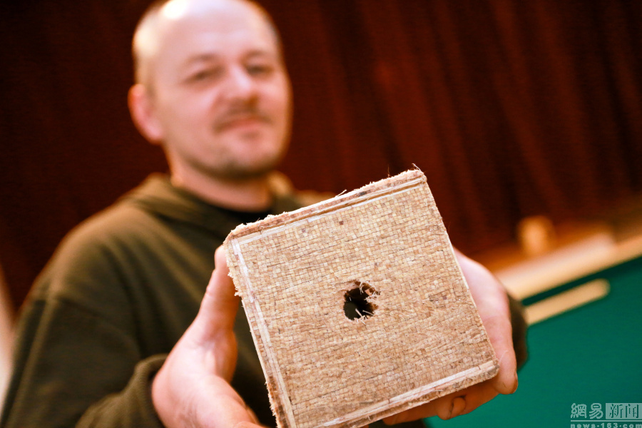 男子用185万根火柴建台球桌 专业比赛可用